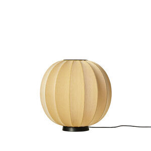 Rund, tekstureret lampe i lys farve med sort base, moderne og blød stil.